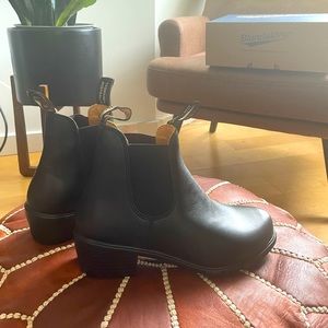 Blundstone Women’s 8.5 US black, heel